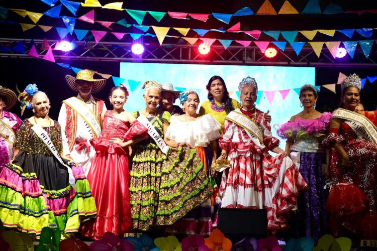 Baranoa coronó a sus soberanos en la II versión del Reinado Popular de la Persona Mayor