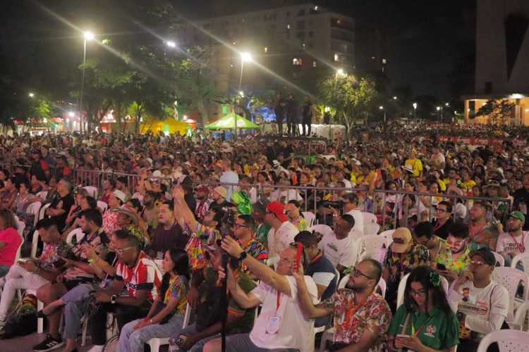 Gran Parada de Comparsas llenó de fantasía y picós la Vía 40 este Lunes de Carnaval