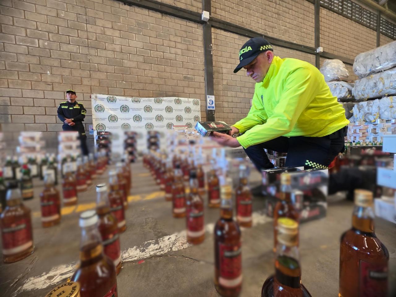Desmantelan bodega clandestina con licores y cigarrillos de contrabando en el Centro de Barranquilla