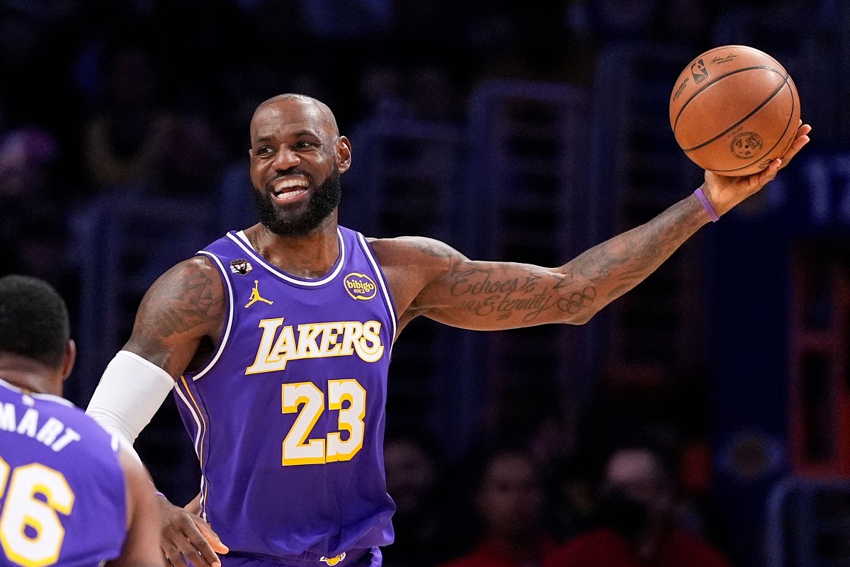 LeBron James se convierte en el jugador de mayor edad en lograr un triple-doble