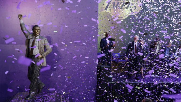 Los Lakers develan estatua de Pat Riley