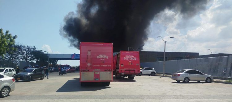 Incendio en planta de Postobón obligó a evacuar a trabajadores este mediodía