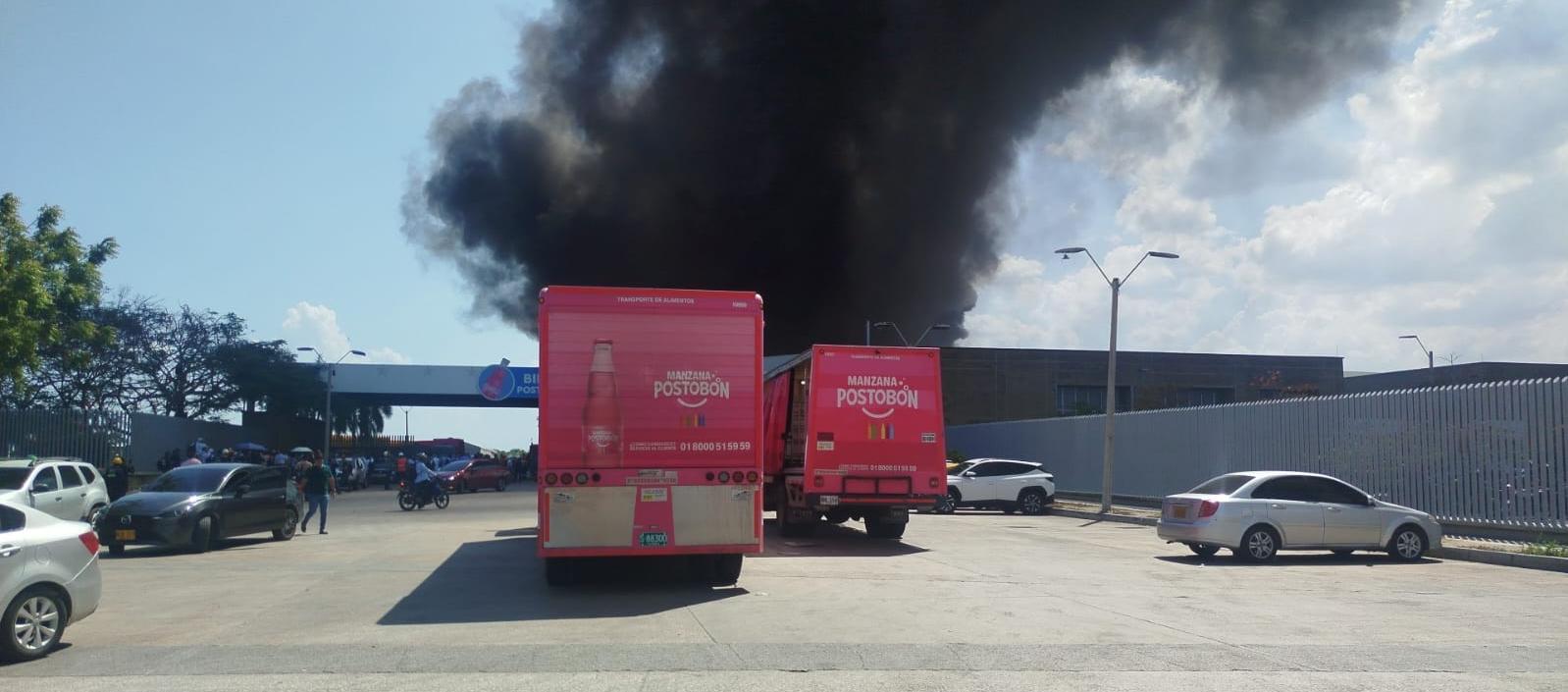 Incendio en planta de Postobón obligó a evacuar a trabajadores este mediodía