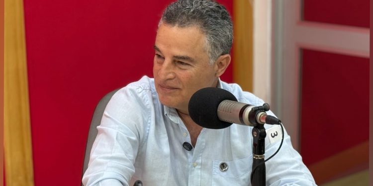 Aníbal Gaviria cuestiona salida del general Edwin Urrego y defiende descentralización