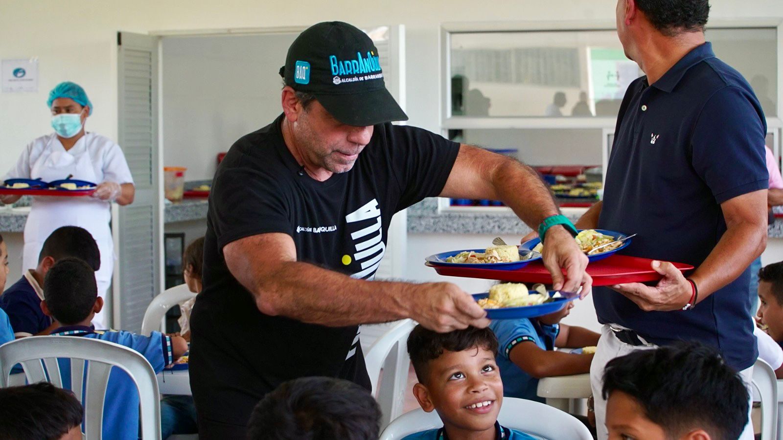 Barranquilla fue reconocida con el Premio Internacional de Dubái a las Mejores Prácticas para el Desarrollo Sostenible, en la categoría Regeneración Urbana, gracias a sus avances en la recuperación y protección de los recursos naturales como motor de transformación social y ambiental. El alcalde Alejandro Char confirmó el reconocimiento a través de su cuenta de X, donde destacó que la ciudad fue seleccionada entre proyectos de países como Portugal, Singapur, Tailandia y China, durante el World Government Summit, uno de los encuentros globales más importantes sobre gestión pública y desarrollo. “Fuimos reconocidos a nivel internacional gracias a dos joyas que hoy nos representan: el Ecoparque Ciénaga de Mallorquín y Puerto Mocho”, señaló el mandatario, al subrayar que estos proyectos consolidan a Barranquilla como una ciudad que avanza en la recuperación de su río, su ciénaga y su mar, mientras mejora las condiciones de vida de su gente. El galardón, gestionado por el Gobierno de los Emiratos Árabes Unidos, la municipalidad de Dubái y ONU-Hábitat, posiciona a Barranquilla en el escenario internacional como una ciudad con visión de largo plazo, capaz de ejecutar iniciativas que generan impacto real y protegen el patrimonio ambiental para las futuras generaciones. Este reconocimiento también se alinea con los objetivos del Plan de Desarrollo 2024-2027, que plantea a Barranquilla como una ciudad ambientalmente sostenible, con equilibrio entre el crecimiento económico y el bienestar social. La ciénaga de Mallorquín y la playa de Puerto Mocho se han convertido en referentes de cómo el desarrollo urbano puede ser un aliado estratégico de la sostenibilidad, beneficiando directamente a las comunidades y consolidando a Barranquilla como un ejemplo latinoamericano de transformación verde. Sobre el Premio Internacional de Dubái Creado en 1995, el Premio Internacional de Dubái a las Mejores Prácticas reconoce iniciativas con impacto positivo en el entorno urbano. A la fecha, ha recopilado más de 5.000 experiencias de más de 150 países, difundidas a través de la base de datos de ONU-Hábitat. El galardón destaca proyectos en áreas como regeneración urbana y espacios públicos, construcción sostenible, sistemas alimentarios urbanos, acción climática, reducción de la contaminación y planificación de infraestructura urbana, promoviendo alianzas entre los sectores público, privado y social. Con este logro, Barranquilla pasa a integrar la Base de Datos de Mejores Prácticas Urbanas, un repositorio internacional que reúne iniciativas alineadas con la Nueva Agenda Urbana y los Objetivos de Desarrollo Sostenible (ODS).