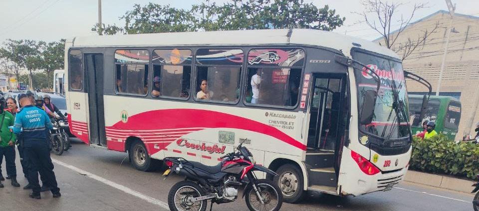 Muere conductor arrollado por buseta en la vía al Mar