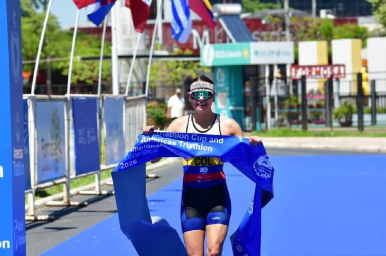Carolina Velásquez, campeona suramericana de triatlón en Formosa, Argentina