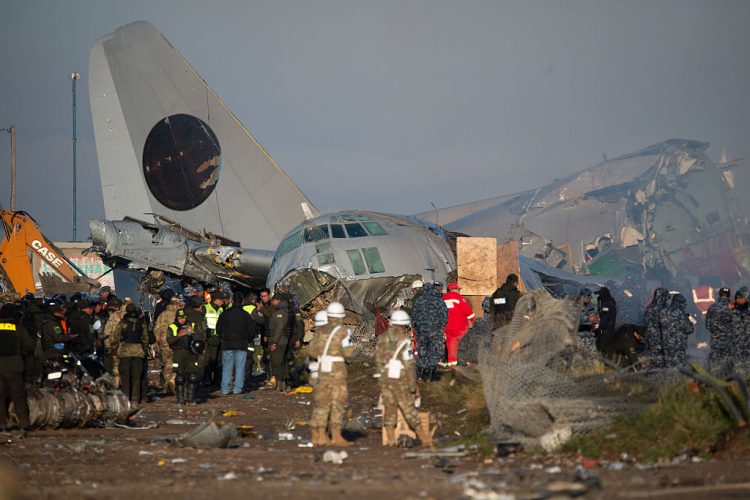 Sube a 22 la cifra de muertos por accidente de avión militar en El Alto, Bolivia