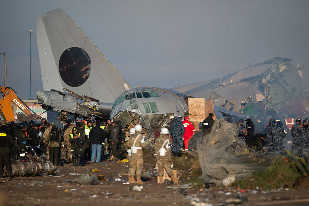 Sube a 22 la cifra de muertos por accidente de avión militar en El Alto, Bolivia