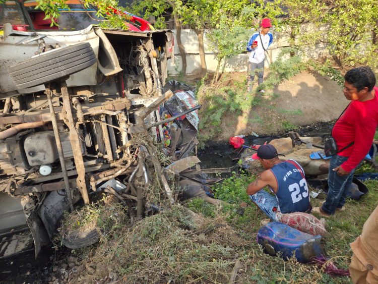 Bus intermunicipal se volcó en la vía Oriental: una persona murió y varias resultaron heridas