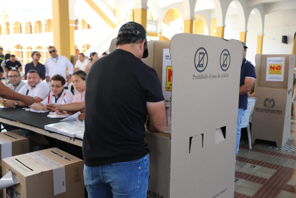 Alejandro Char invita a los barranquilleros a participar en las elecciones tras ejercer su derecho al voto