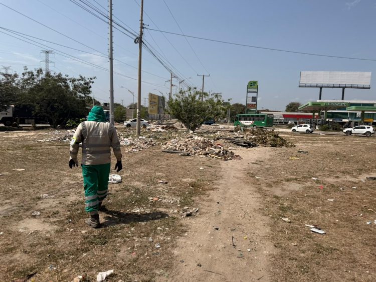 Alcaldía de Soledad realiza operativo de desalojo y limpieza en canales de la rotonda de la Circunvalar