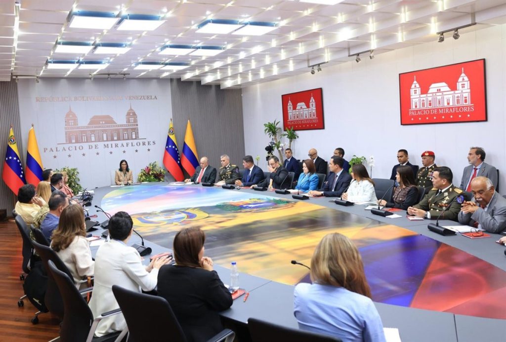Delcy Rodríguez recibe a delegación de ministros colombianos para avanzar en agenda bilateral