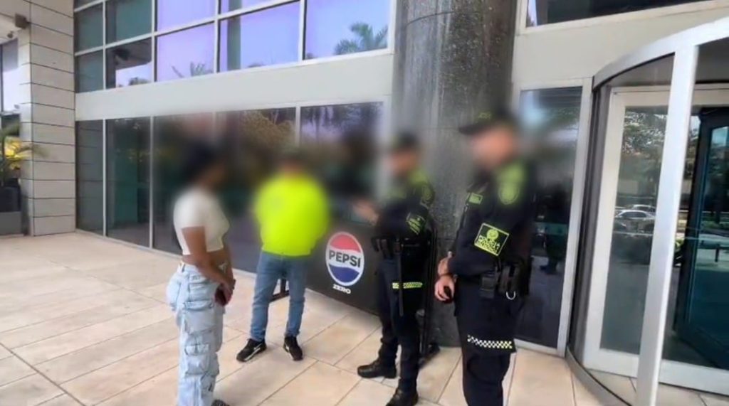 Capturan a estadounidense y a una mujer por presunta explotación sexual de menor en hotel de Barranquilla