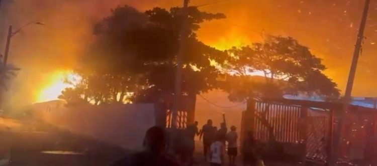Voraz incendio consume zona de restaurantes en el barrio Las Flores de Barranquilla