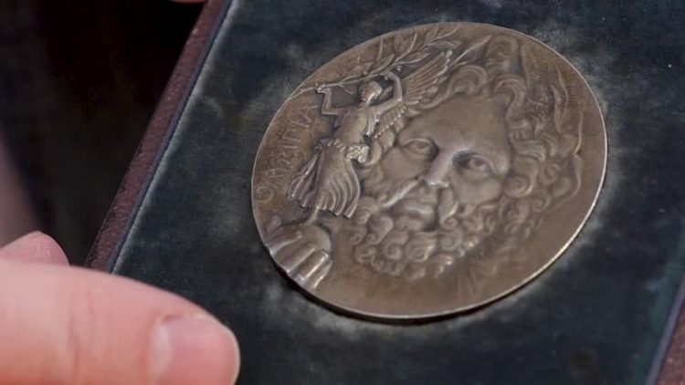 Una medalla de los primeros Juegos Olímpicos Modernos alcanza el triple de su precio estimado en una subasta