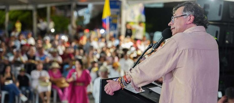 Petro impulsa firmas para una Asamblea Constituyente y propone añadir capítulos sociales y anticorrupción a la Carta del 91
