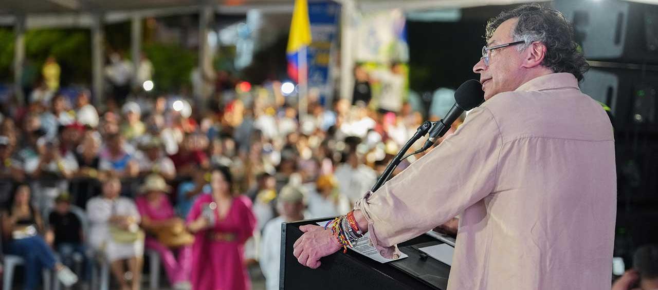 Petro impulsa firmas para una Asamblea Constituyente y propone añadir capítulos sociales y anticorrupción a la Carta del 91