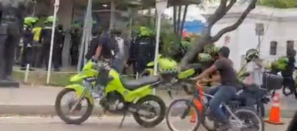 Hombre herido tras presunto intento de desarme a patrullera en CAI de la Plaza de la Paz