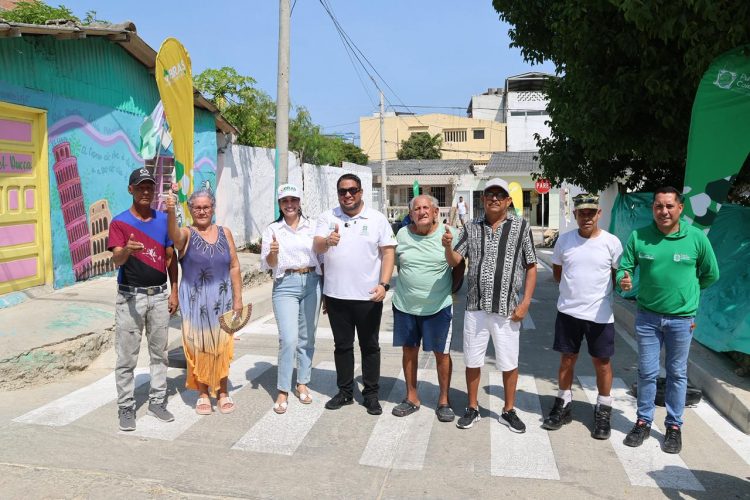 Alcalde Plinio Cedeño entrega vía en Puerto Colombia esperada por más de 30 años