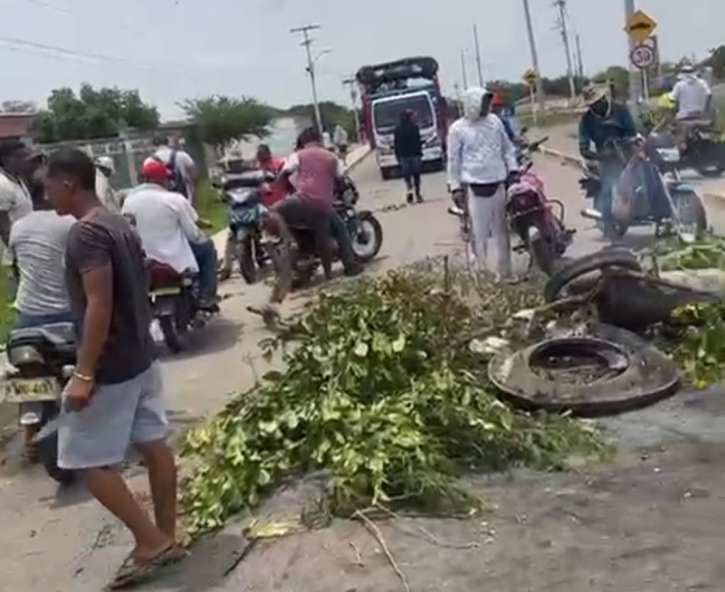 Habitantes de Candelaria bloquean vías por varias horas para exigir mejor suministro de agua a Aqualia