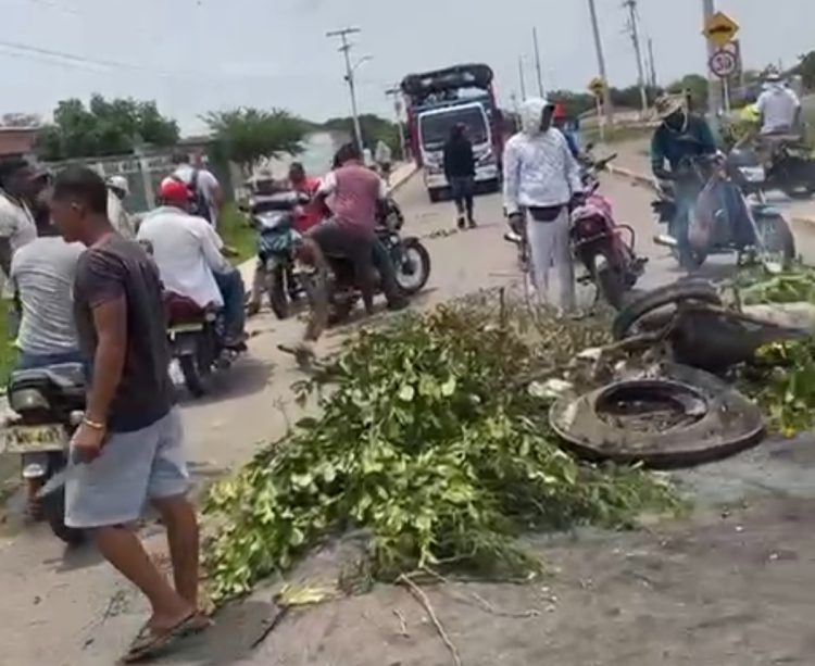 Habitantes de Candelaria bloquean vías por varias horas para exigir mejor suministro de agua a Aqualia