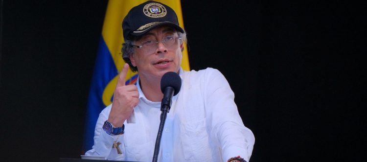 Petro rechaza arancel del 100 % de Ecuador y advierte sobre salida de Colombia de la Comunidad Andina