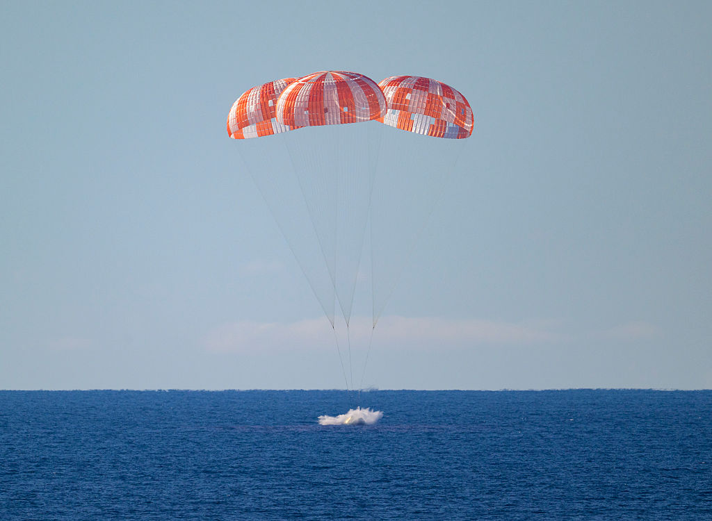 Artemis II regresa con éxito a la Tierra tras histórica misión tripulada alrededor de la Luna