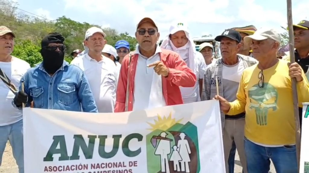Campesinos bloquean vías en el sur del Atlántico y exigen cumplimiento de acuerdos al Gobierno nacional