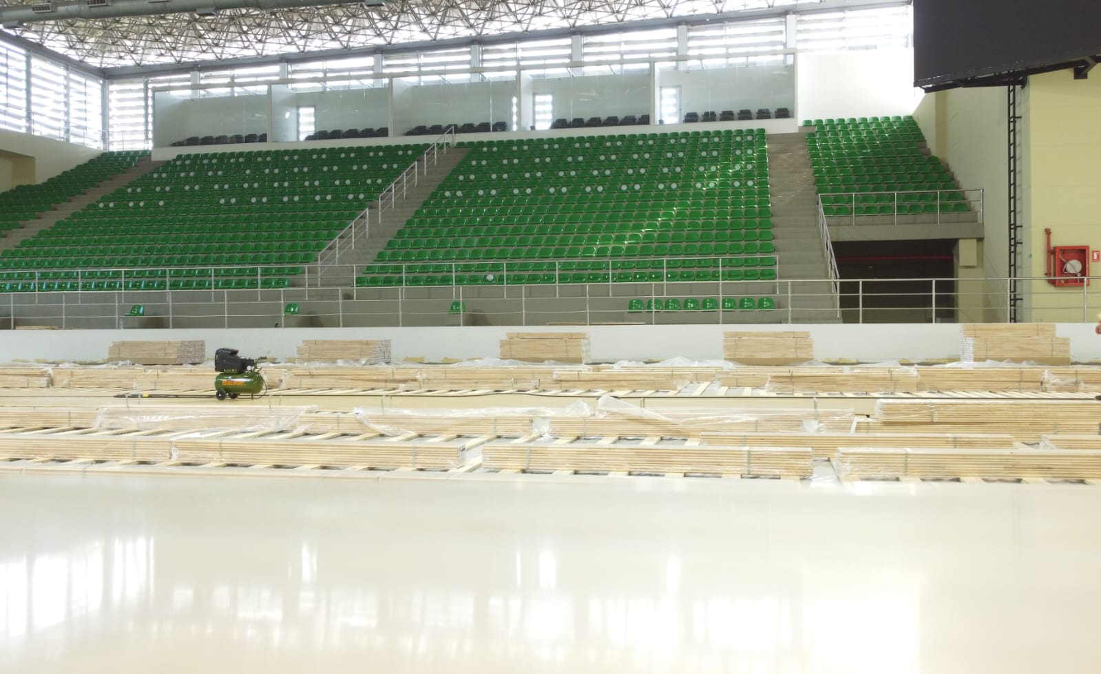 Avanza renovación del coliseo Elías Chegwin en Barranquilla con nuevo maderamen certificado