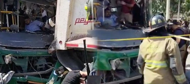 Conductor de bus queda atrapado tras fuerte choque en la Vía 40, en Barranquilla