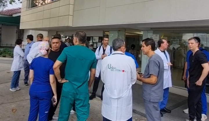 Médicos especialistas de la Clínica General del Norte protestan por cuatro meses sin salario