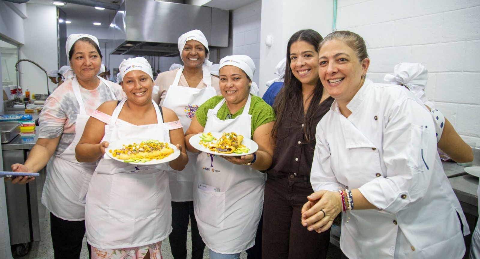 Gobernación del Atlántico impulsa autonomía económica de 50 mujeres con formación en cocina saludable