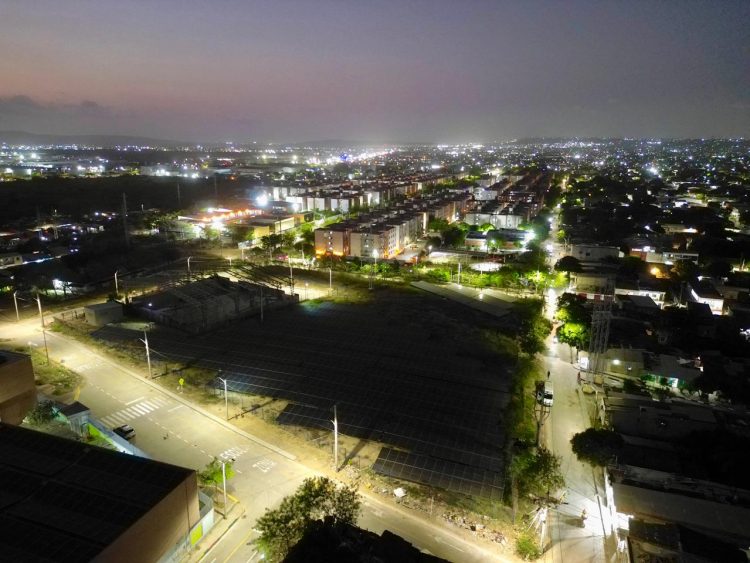 Barranquilla refuerza seguridad con nuevo alumbrado público en entorno de la IED San Luis, en Las Gardenias