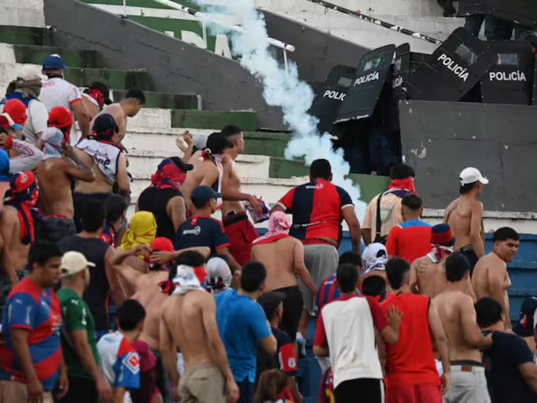 Peleas entre hinchas y Policía obligan a interrumpir el Superclásico en Paraguay