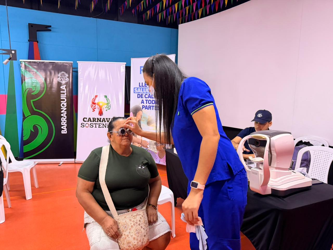 Carnaval de Barranquilla impulsa jornada de salud visual para hacedores del Carnaval
