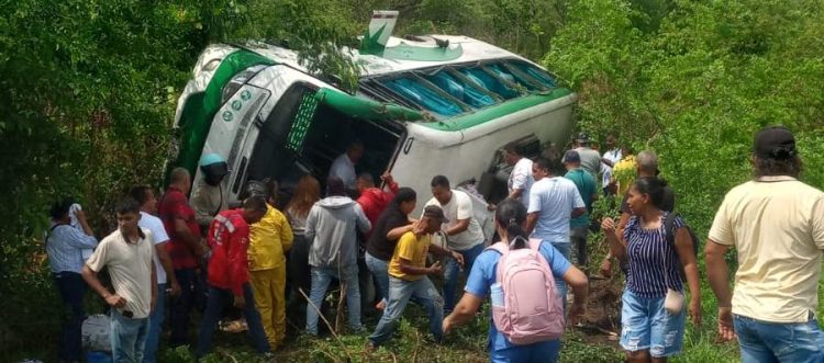 Bus de Berlinas se volcó en la Vía La Cordialidad y dejó 12 pasajeros lesionados