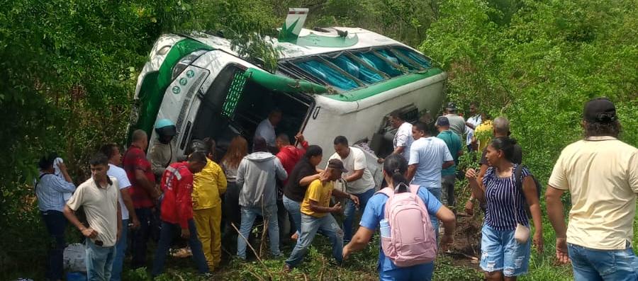 Bus de Berlinas se volcó en la Vía La Cordialidad y dejó 12 pasajeros lesionados
