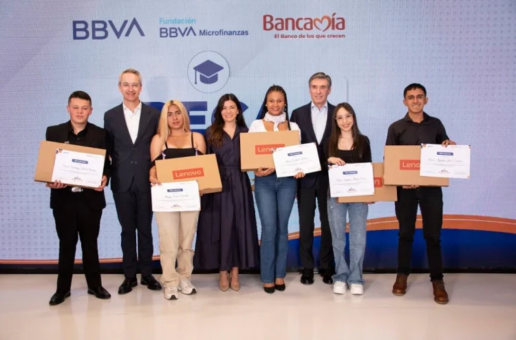 BBVA y Bancamía entregarán seis becas universitarias a hijos de microempresarios vulnerables