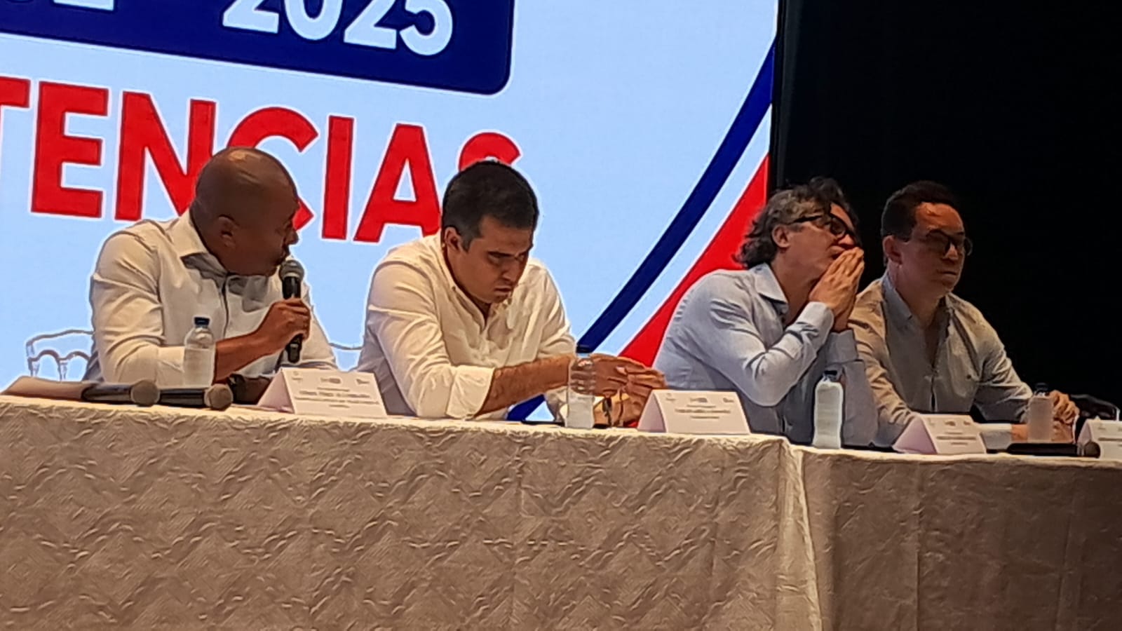 En Barranquilla se llevó a cabo la audiencia pública sobre el Proyecto de Ley 502 de 2025, conocido como la Ley de Competencias del Sistema General de Participaciones (SGP), un espacio en el que el representante a la Cámara Gersel Pérez hizo un llamado a la ciudadanía para participar activamente en la construcción de la iniciativa. El encuentro reunió a comunidades indígenas, representantes de distintos sectores poblacionales, congresistas, delegados del Gobierno nacional, autoridades territoriales, dirigentes políticos, organizaciones sociales, expertos y ciudadanos interesados en el debate sobre la distribución de recursos para las regiones. Debate busca fortalecer autonomía y recursos territoriales La audiencia, liderada por la Comisión Primera de la Cámara de Representantes, tuvo como propósito recoger propuestas y observaciones de los territorios frente a la reforma del Sistema General de Participaciones. Durante su intervención, Gersel Pérez señaló que la participación ciudadana es clave para garantizar que las necesidades de las regiones queden reflejadas en la ley. “El principal objetivo de este ejercicio democrático es convertir a la comunidad en el actor fundamental de la construcción de la ley”, expresó el congresista. El representante indicó que la discusión busca abrir espacios para que las voces de los territorios sean escuchadas en temas relacionados con la autonomía regional, la distribución de competencias y la asignación de recursos públicos. Salud, educación y agua potable, entre los temas centrales Durante la jornada se discutieron asuntos relacionados con la financiación y sostenibilidad de sectores considerados prioritarios para el desarrollo de las regiones. Entre los temas abordados estuvieron: Salud. Educación. Agua potable. Saneamiento básico. Fortalecimiento institucional territorial. Los participantes coincidieron en la necesidad de garantizar una asignación más eficiente de los recursos para mejorar la calidad de vida de las comunidades y fortalecer la capacidad de gestión de los entes territoriales. La audiencia pública forma parte del proceso de socialización y concertación del Proyecto de Ley 502 de 2025, que actualmente avanza en trámite legislativo en el Congreso de la República.