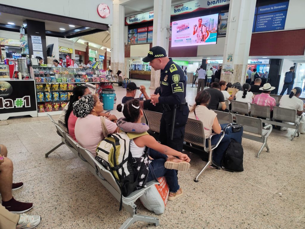 Policía y Migración refuerzan controles de seguridad en el aeropuerto y terminal de Barranquilla