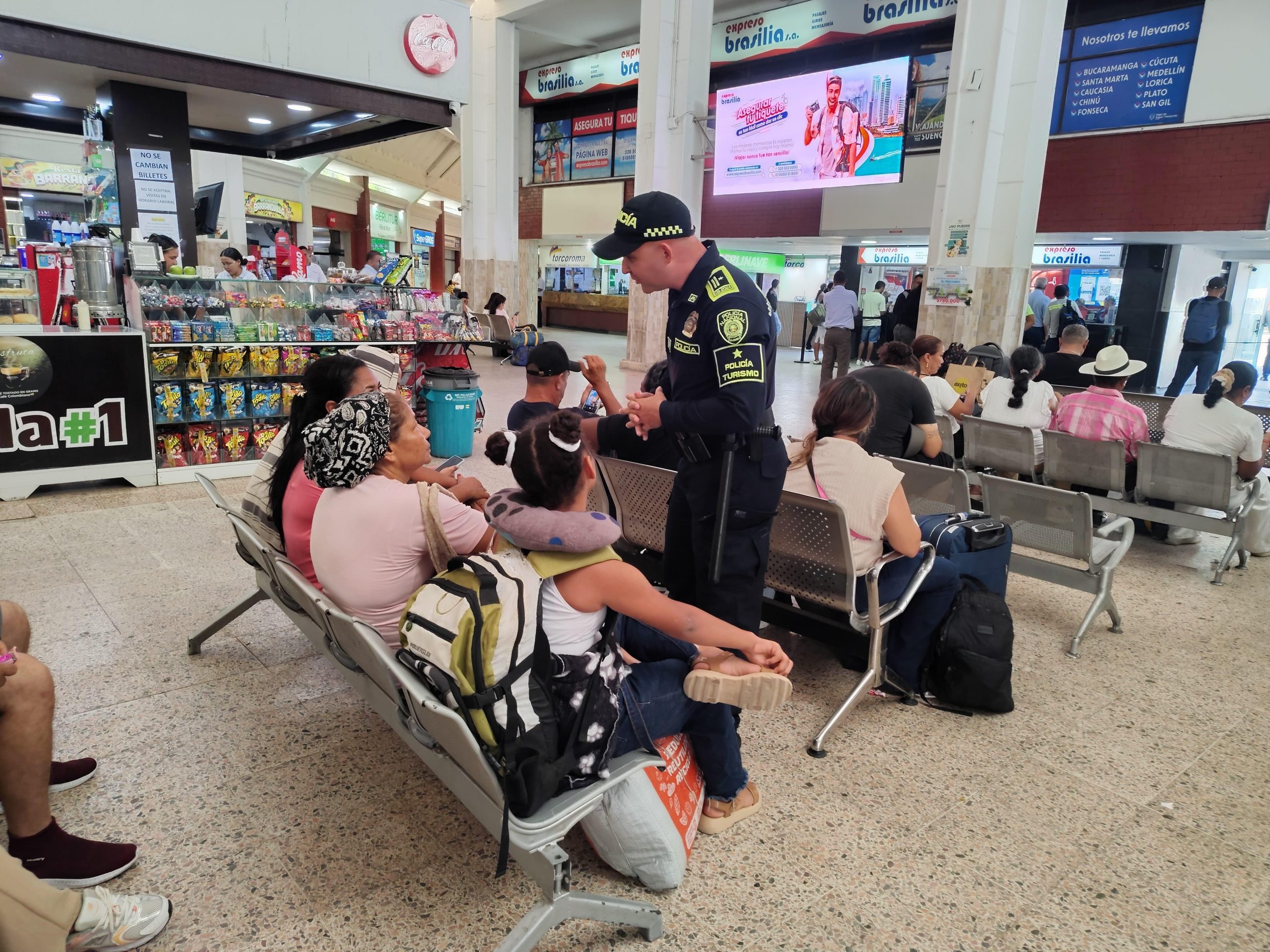 Policía y Migración refuerzan controles de seguridad en el aeropuerto y terminal de Barranquilla
