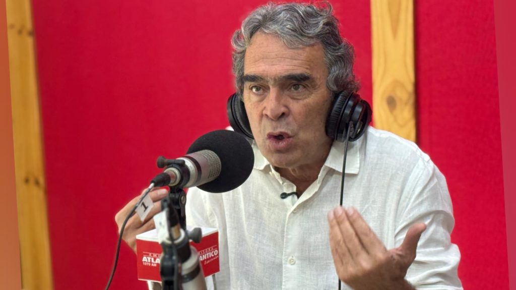 Sergio Fajardo pide el voto de los indecisos y critica la polarización política en Colombia
