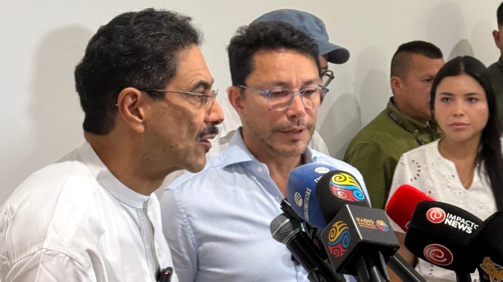 Carlos Caicedo declina candidatura presidencial y se une a la campaña de Iván Cepeda
