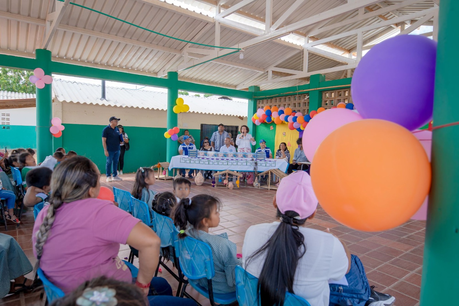 Más de 1.500 estudiantes indígenas de Uribia reciben tabletas para fortalecer su educación