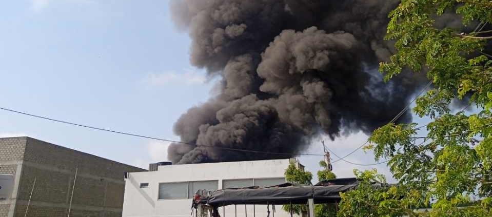 Emergencia en Malambo por incendio de gran magnitud en una bodega