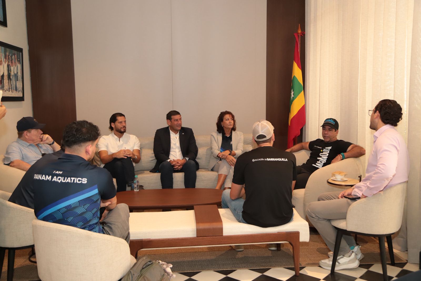 Barranquilla fue escogida como sede del Panam Aquatics 2027, considerado el evento más importante del continente en deportes acuáticos, según anunció el alcalde Alejandro Char a través de sus redes sociales. La capital del Atlántico albergará competencias de natación carreras, clavados, natación artística, polo acuático, aguas abiertas, clavados de altura y waterpolo 4 vs 4, consolidando nuevamente a la ciudad como escenario de grandes certámenes deportivos internacionales. “Barranquilla va a brillar como lo sabe hacer y le va a mostrar al mundo que somos el corazón del deporte continental”, expresó el mandatario tras reunirse con representantes de Panam Aquatics. Más de 1.500 atletas llegarán a la ciudad De acuerdo con la organización, el campeonato reunirá a más de 1.500 deportistas provenientes de diferentes países de América. Además del impacto deportivo, las autoridades esperan una importante dinámica económica en sectores como hotelería, gastronomía, turismo y comercio. La presidenta de Panam Aquatics, Maureen Croes, destacó la importancia del evento y el papel de Barranquilla como ciudad anfitriona. “Todos los mejores atletas de los deportes acuáticos tienen que llegar aquí a Barranquilla. Vamos a hacer una fiesta de los deportes acuáticos y será algo fabuloso”, señaló. La dirigente agregó que el campeonato también será clasificatorio para competencias internacionales que se realizarán en Lima y Budapest. Formación para nuevas generaciones Durante el anuncio, el alcalde Alejandro Char indicó que el evento también incluirá espacios de formación deportiva para niños y jóvenes. “Van a venir instructores de Panam Aquatics para formar a las futuras generaciones durante el desarrollo de las competencias”, afirmó. Según explicó, las justas deportivas se desarrollarán entre finales de abril y gran parte de mayo de 2027. Barranquilla fortalece su agenda deportiva internacional La elección de Barranquilla como sede del Panam Aquatics refuerza la estrategia de la ciudad de posicionarse como epicentro del deporte en América Latina. En la reunión donde se oficializó el anuncio participaron también Álvaro del Pozo, director de Operaciones de Panam Aquatics, y Jorge Soto, presidente de la Federación Colombiana de Natación (FECNA). Con este evento, Barranquilla sumará un nuevo certamen internacional a su historial como anfitriona de competencias deportivas de alto nivel.