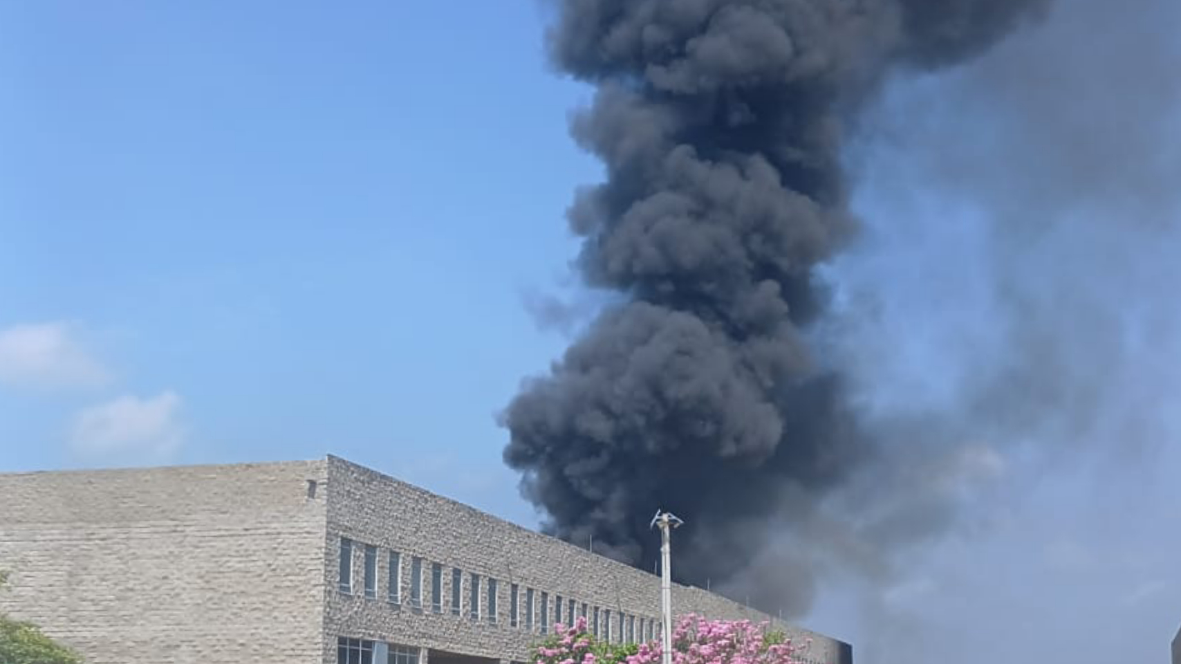 Bomberos alertan por aumento de incendios en Barranquilla debido a altas temperaturas y quemas de basura