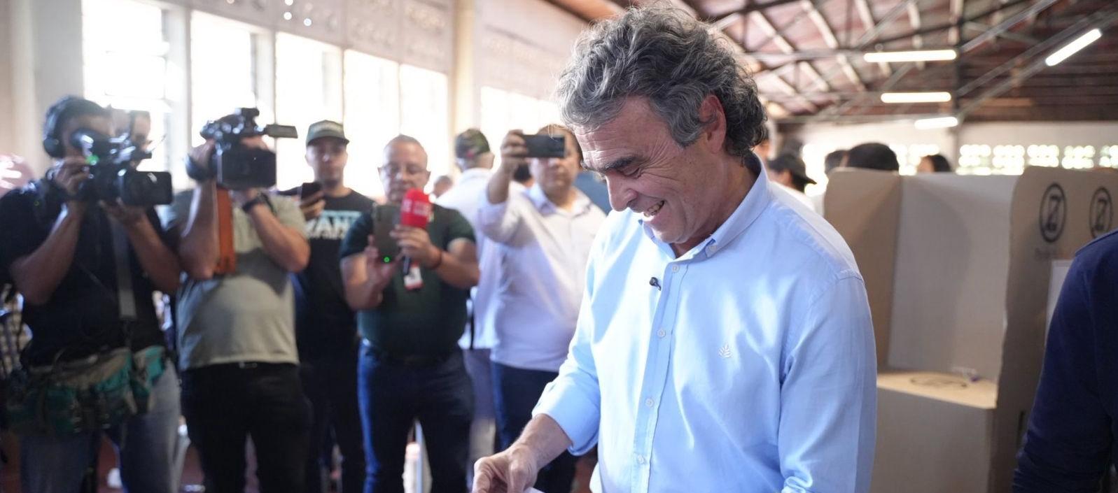 Sergio Fajardo votó en Medellín y llamó a los colombianos a participar “en libertad”