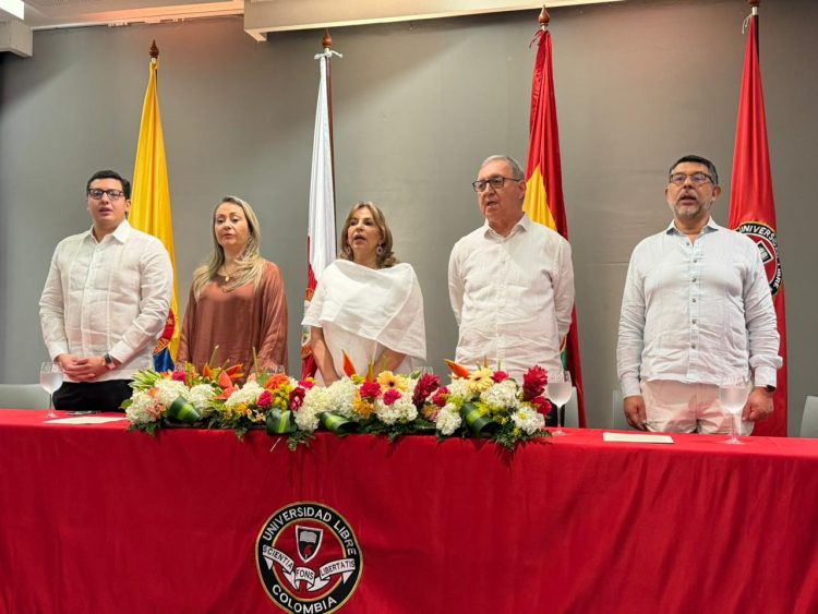 La ceremonia conmemorativa de los 70 años de la Facultad de Derecho, Ciencias Políticas y Sociales contó con la participación de la Dra. María Elizabeth García González, Presidente Nacional de la Universidad Libre; el Dr. César López Meza, Rector Nacional; la Dra. Beatriz Tovar Carrasquilla, Rectora de la Seccional Barranquilla; el Dr. Milton Chávez García, Censor Nacional; y el Dr. César Cano Mendoza, Decano de la Facultad.